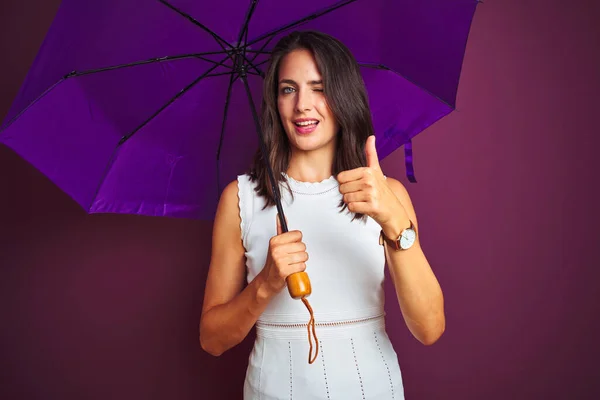 Jeune Belle Femme Tenant Parapluie Debout Sur Fond Violet Isolé — Photo