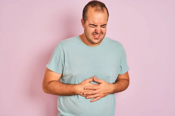 Ung Man Bär Blå Casual Shirt Står Över Isolerade Rosa — Stockfoto