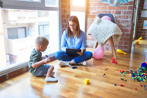 Çocuk Danışman Oyuncaklarla Konuşan Genç Terapist Kadın — Stok fotoğraf