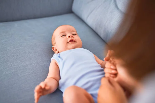 Genç Güzel Bir Kadın Bebeği Evdeki Kanepede Yeni Doğan Anne — Stok fotoğraf