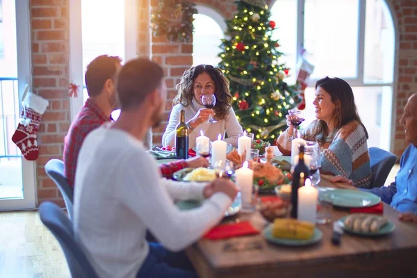 Belle Famille Souriante Heureuse Confiante Manger Dinde Rôtie Célébrant Noël — Photo