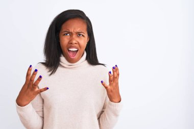 Güzel, Afro-Amerikan kadın balıkçı yaka kazak giyip izole arka planda çılgınca bağırıyor ve agresif bir ifade ve kollarla bağırıyor. Hayal kırıklığı konsepti.