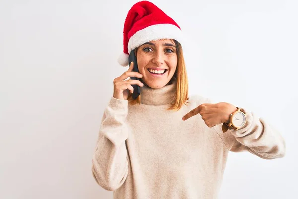 Mulher Ruiva Bonita Usando Chapéu Natal Falando Smartphone Com Rosto — Fotografia de Stock