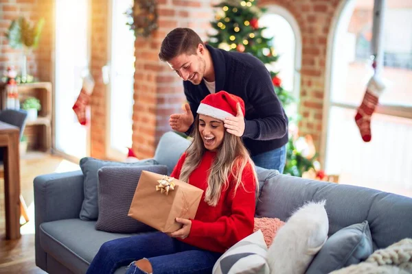 Giovane Bella Coppia Sorridente Felice Fiducioso Uomo Che Copre Gli — Foto Stock