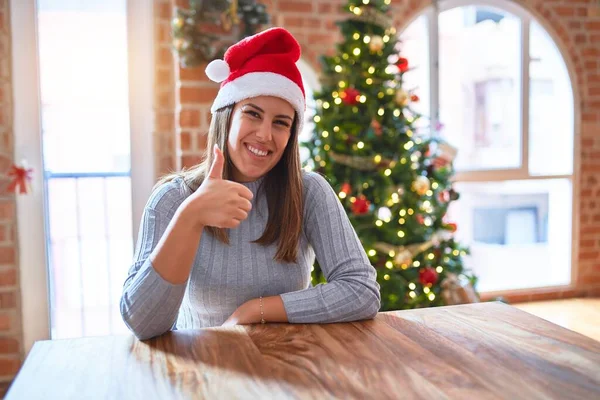 Noel Baba Şapkası Takan Genç Güzel Bir Kadın Noel Süslemeleri — Stok fotoğraf