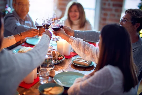 Familie Vrienden Dineren Thuis Kerstavond Vieren Met Traditioneel Eten Decoratie — Stockfoto