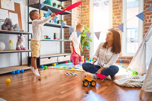 Schöne Lehrerin Und Kleinkinder Spielen Tennis Mit Schläger Viele Spielsachen — Stockfoto