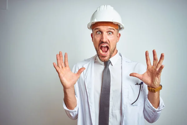 Joven Ingeniero Guapo Con Casco Seguridad Sobre Fondo Aislado Celebrando — Foto de Stock