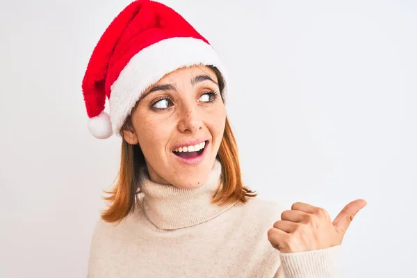 Belle Femme Rousse Portant Chapeau Noël Sur Fond Isolé Pointant — Photo