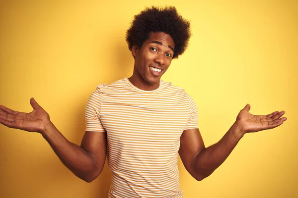 Homem Americano Com Cabelo Afro Vestindo Shirt Listrada Sobre Fundo — Fotografia de Stock