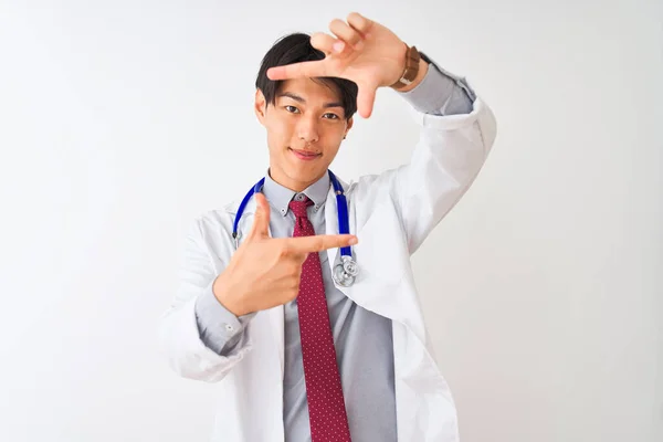 Homem Médico Chinês Usando Gravata Casaco Estetoscópio Sobre Fundo Branco — Fotografia de Stock