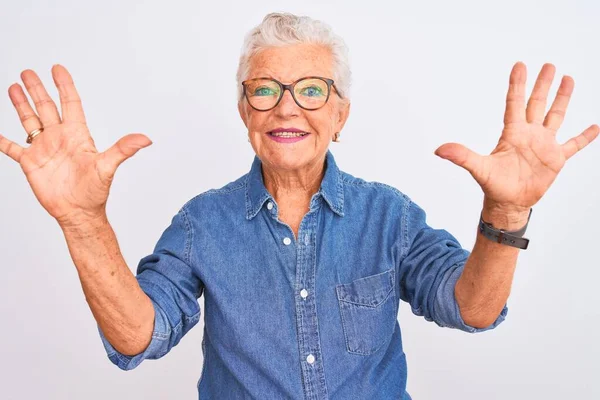 Senior Mujer Pelo Gris Con Camisa Mezclilla Gafas Sobre Fondo — Foto de Stock