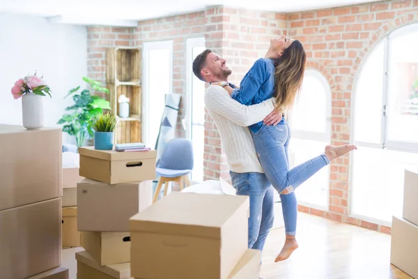 Junges Schönes Paar Steht Neuen Zuhause Kartons Herum — Stockfoto