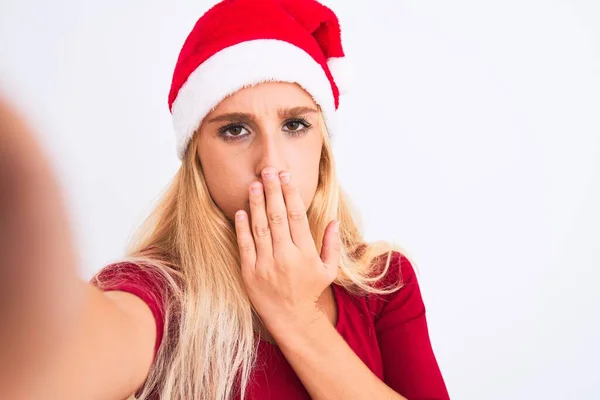 クリスマスのサンタの帽子を身に着けている女性は カメラで隔離された白い背景カバー口の上に自分自身を作ります手でショックを受けました恥でミスのために 恐怖の表現 沈黙の中で怖がって 秘密の概念 — ストック写真