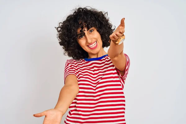 Mujer Árabe Joven Con Pelo Rizado Que Lleva Una Camiseta —  Fotos de Stock
