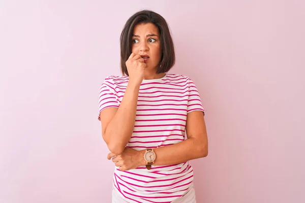 Joven Hermosa Mujer Con Camiseta Rayas Pie Sobre Fondo Rosa — Foto de Stock