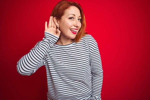 Mulher Ruiva Jovem Vestindo Strapes Camisa Marinha Sobre Fundo Isolado — Fotografia de Stock