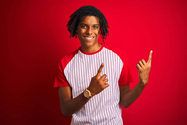 Afro Hombre Con Rastas Vistiendo Camiseta Rayas Pie Sobre Fondo —  Fotos de Stock