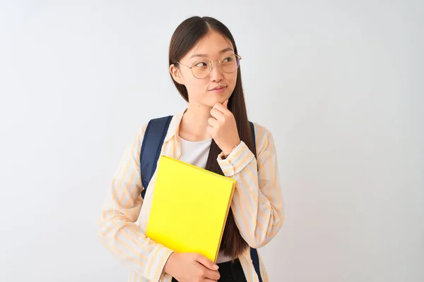 China Estudiante Mujer Usando Gafas Mochila Libro Sobre Aislado Blanco — Foto de Stock