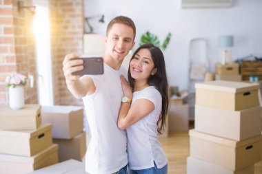 Karton kutuların etrafındaki yeni evde güzel bir çift.