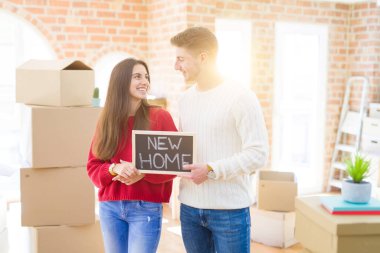 Güzel genç çift aşık içinde sarılmak ve tahta Mo tutarak