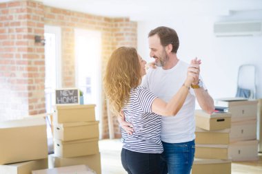 Orta yaş Senior çift yeni bir eve hareket, dans ve mutlu aşık Apartmant ile gülümsüyor