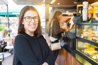 Şehirde gülümsüyor güzel genç kadın