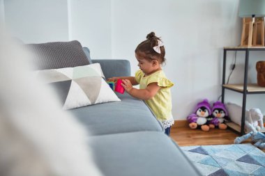 Anaokulunda renkli plastik bardaklarla oynayan güzel çocuk.