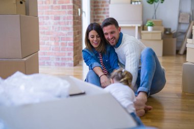 Güzel bir aile, ailesi olan sevimli küçük bir kız. 