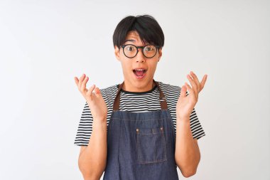 Önlük takmış, gözlüklü Çinli bir barmen çılgın ve başarısını kutluyor. Kolları havada, gözleri açık, heyecanlı bir şekilde çığlık atıyor. Kazanan konsept