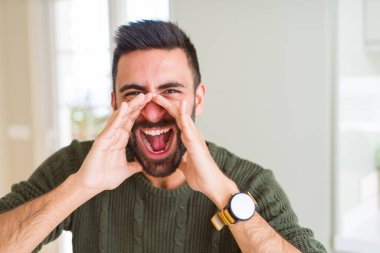 Adam öfke elleri ile ağız kapsayan çığlık, sinirli ve deli bağırıyor