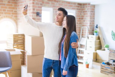 Genç Asya çift akıllı telefon ile bir selfie fotoğraf çekerken gülümsüyor