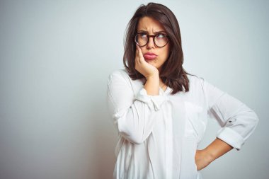 Düşünme izole arka plan bakmaktan gözlüklü genç güzel iş kadını yorgun ve sıkılmış çapraz silah depresyon sorunları ile.