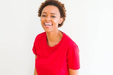 Güzel genç Afro-Amerikan kadın kendine güvenen diş izole beyaz arka plan üzerinde gösterilen kameraya gülümseyen