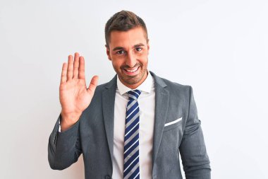 Takım elbiseli ve kravatlı genç yakışıklı iş adamı mutlu ve güler yüzlü hoş geldin jestinden feragat ediyor.