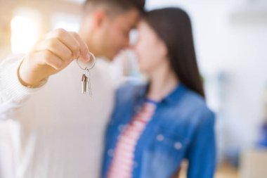 Genç Asya çift tutan Keys bu yeni ev, gülümseyen mutlu ve 