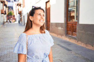 Romantik köyde genç ve güzel bir kadın güneşli bir günde kasaba sokaklarında yürüyor.