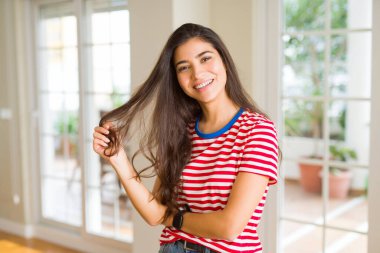 Güzel esmer kadın neşeli, mutlu ve POS görünümlü gülümseyen