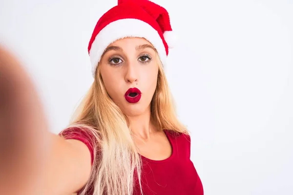 Vrouw Dragen Kerstman Hoed Maken Selfie Door Camera Geïsoleerde Witte — Stockfoto