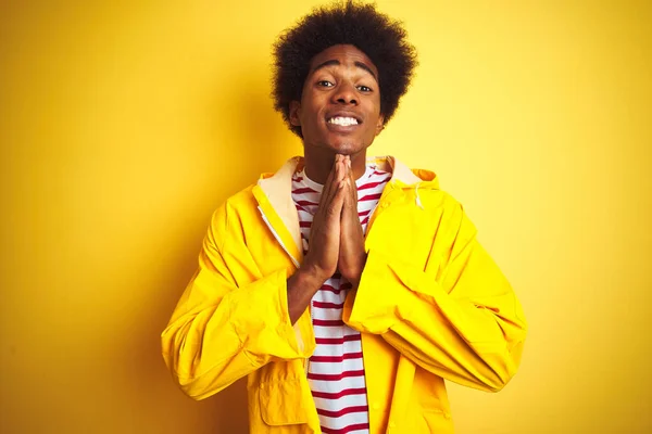 Африканский Американец Африканскими Волосами Одетый Дождевую Куртку Стоя Изолированном Желтом — стоковое фото