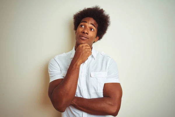 Afrikanisch Amerikanischer Mann Mit Afro Haaren Hemd Vor Isoliertem Weißem — Stockfoto