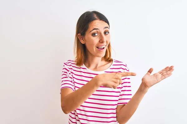 Schöne Rothaarige Frau Trägt Lässig Gestreiftes Rosa Shirt Über Isoliertem — Stockfoto