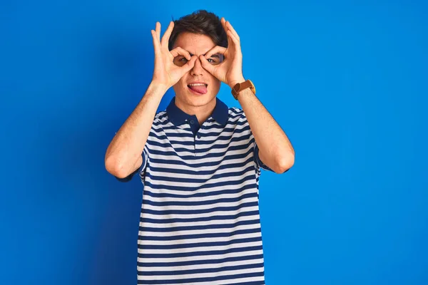 Niño Adolescente Con Camiseta Casual Pie Sobre Fondo Azul Aislado — Foto de Stock