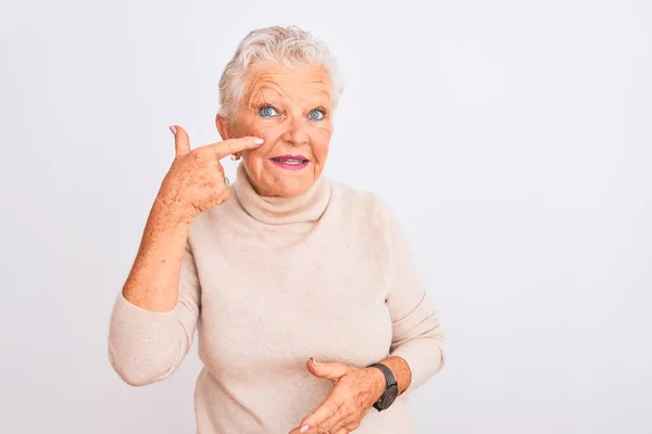 Eine Ältere Grauhaarige Frau Rollkragenpullover Steht Vor Isoliertem Weißem Hintergrund — Stockfoto