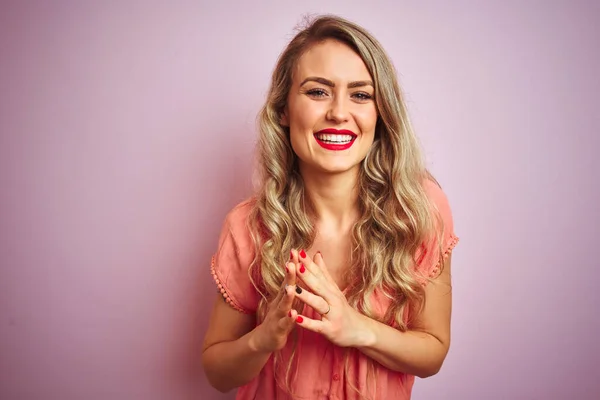 Jovem Mulher Bonita Vestindo Camiseta Sobre Fundo Isolado Rosa Mãos — Fotografia de Stock