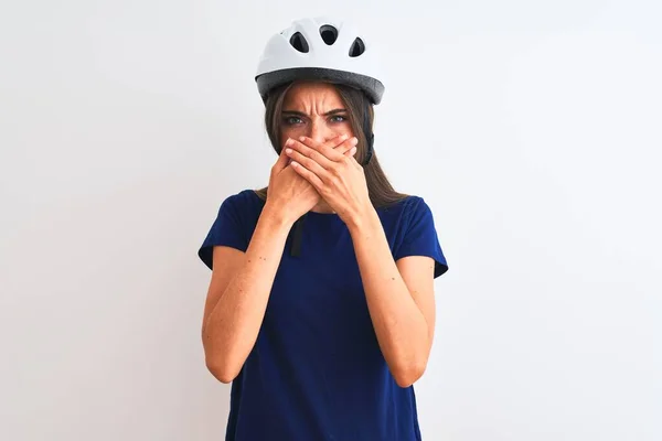 年轻漂亮的骑自行车的女人戴着安全自行车头盔 戴在孤立的白色背景上 双手捂住嘴 为自己的错误感到震惊 秘密概念 — 图库照片