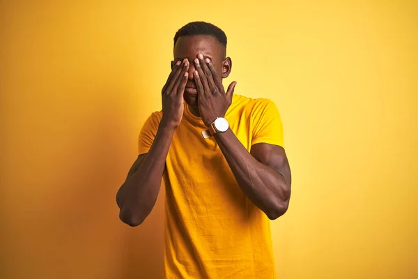 若いアフリカ系アメリカ人の男性は 疲れや頭痛 疲れた表情のために孤立した黄色の背景摩擦目の上に立ってカジュアルなTシャツを着ています ビジョンの問題 — ストック写真