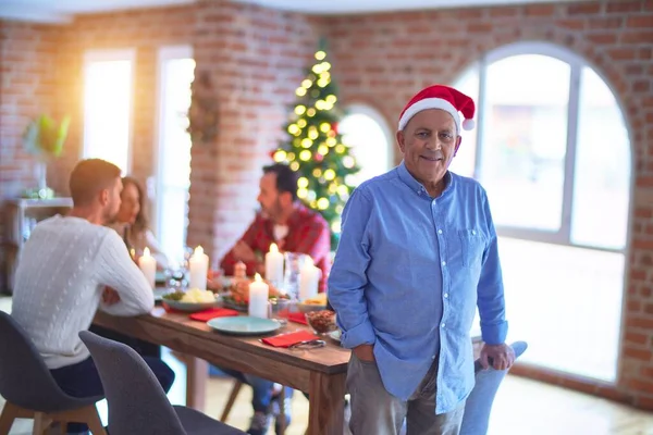 Uomo Anziano Bello Sorridente Felice Sicuro Piedi Indossando Cappello Babbo — Foto Stock