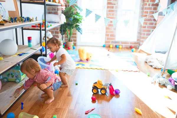 Entzückende Kleinkinder Spielen Kindergarten Jede Menge Spielzeug — Stockfoto