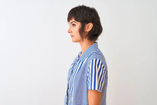 Jovem Mulher Bonita Vestindo Camisa Listrada Azul Sobre Fundo Branco — Fotografia de Stock